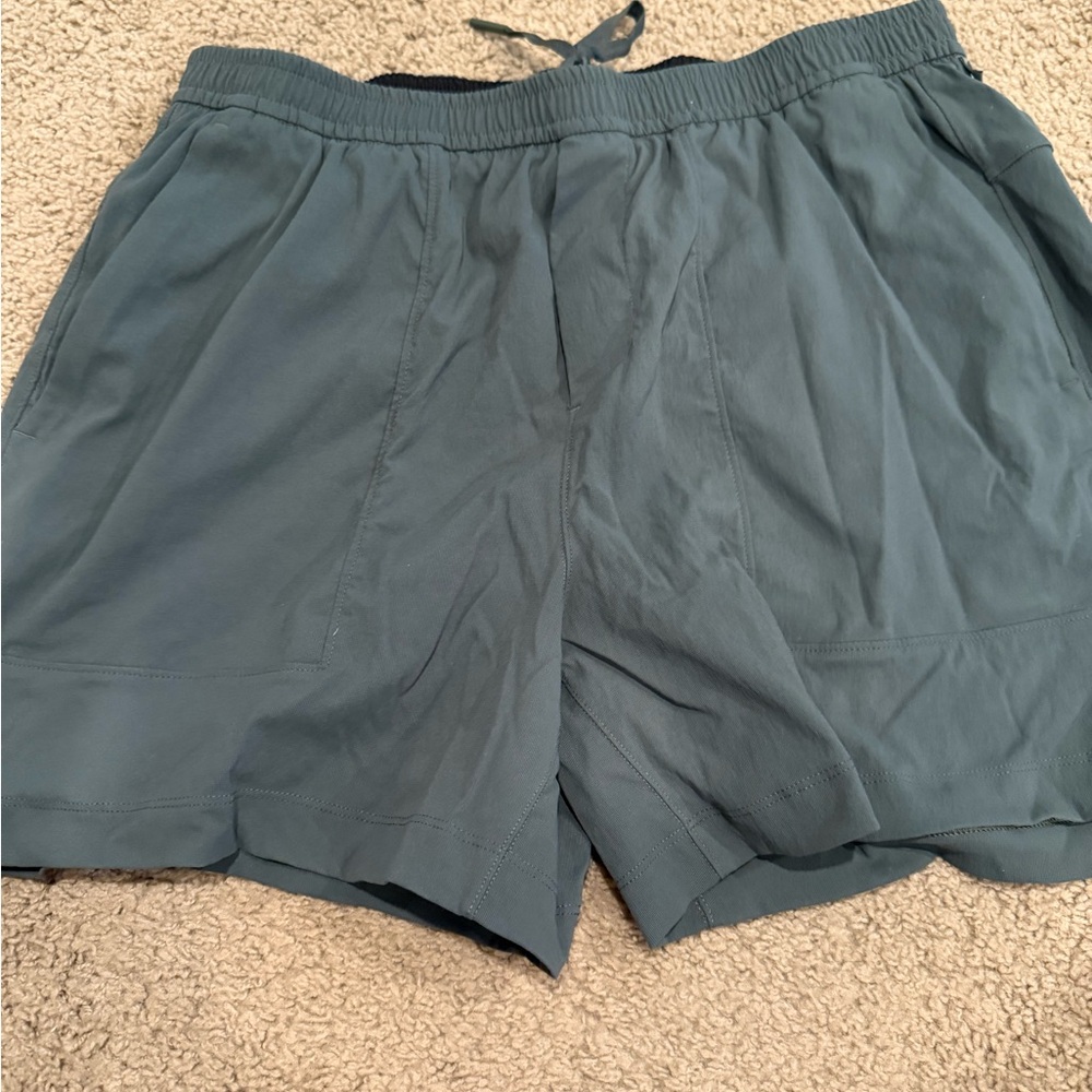Lululemon Athletica green shorts bowline